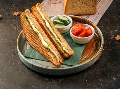 Ekşi Mayalı Pesto Soslu Tost