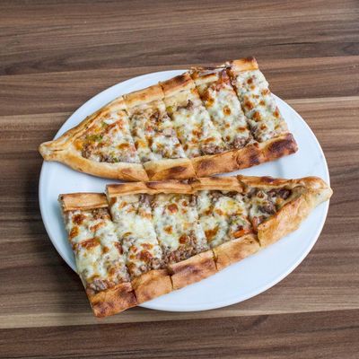 Kavurmalı Kaşarlı Yumurtalı Pide