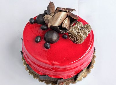 Çilekli Çikolatalı Pasta (4-6 Kişilik)