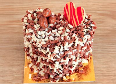 Kırmızı Kalpli Çikolatalı Pasta (4-6 Kişilik)