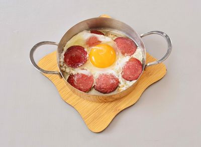 Sahanda Sucuklu Yumurta