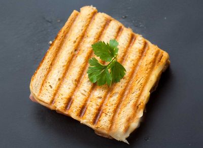 Beyaz Peynirli Domatesli Tost (Büyük)