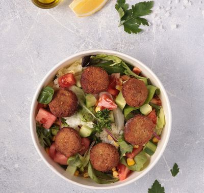 Falafelli Salata