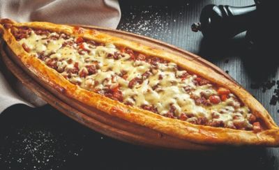 Kuşbaşılı Kaşarlı Pide