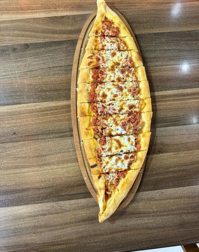 Kuşbaşılı Kaşarlı Mantarlı Pide