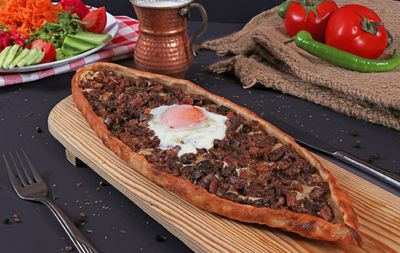Kuşbaşılı Yumurtalı Pide
