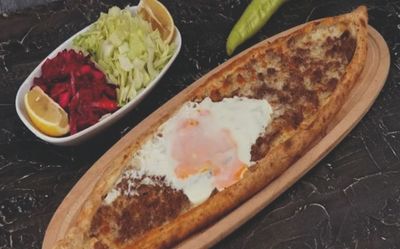 Kuşbaşılı Kaşarlı Yumurtalı Pide