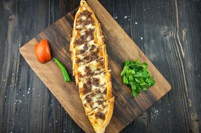 Kavurmalı Kaşarlı Pide