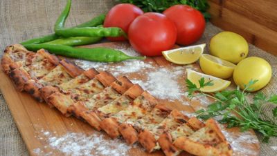 Kavurmalı Kaşarlı Mantarlı Pide