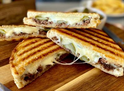 Kavurma Kaşarlı Bazlama Tost