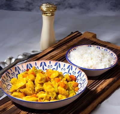 Hint Fısıltısı (Köri Soslu Tavuk + Pirinç Pilavı)