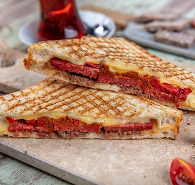 Sucuklu Kaşarlı Tost