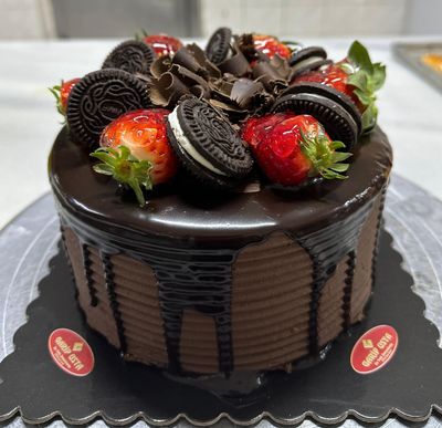 Çilekli Oreolu Pasta (6 Kişilik)