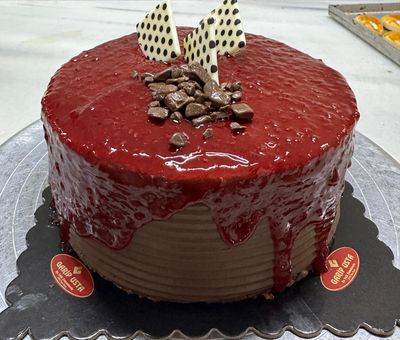 Frambuazlı Çikolatalı Pasta (6 Kişilik)