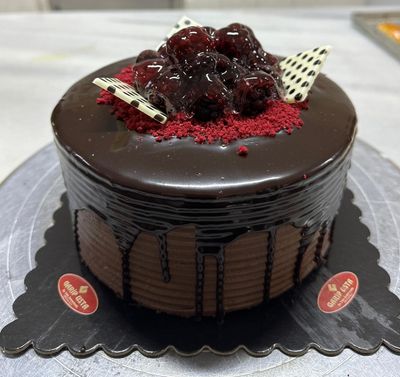 Böğürtlenli Çikolatalı Pasta (6 Kişilik)