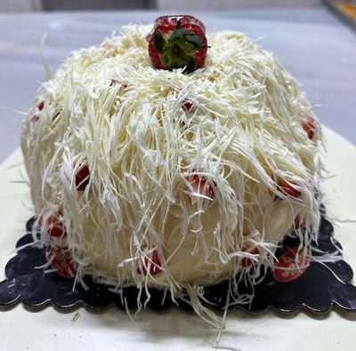 Beyaz Çikolatalı Çilekli Pasta (6 Kişilik)