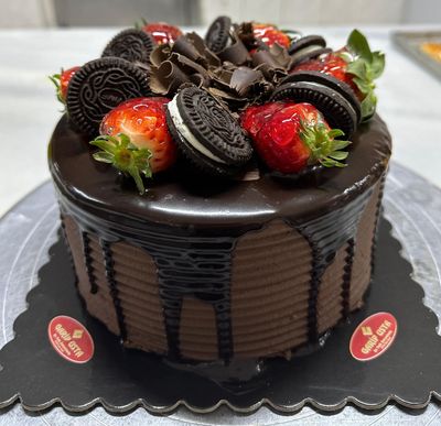 Çilekli Oreolu Pasta (8 Kişilik)