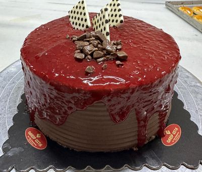 Frambuazlı Çikolatalı Pasta (8 Kişilik)