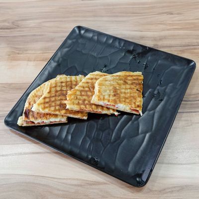 Bazlama Ekmeğine Çift Kaşarlı Tost