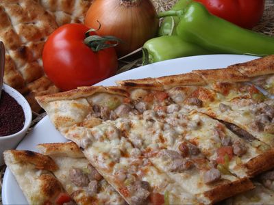Kuşbaşılı Kaşarlı Pide
