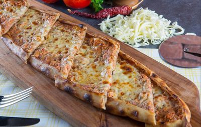 Kıymalı Kaşarlı Pide