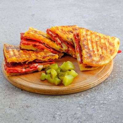 Bazlama Ekmeğine Karışık Tost