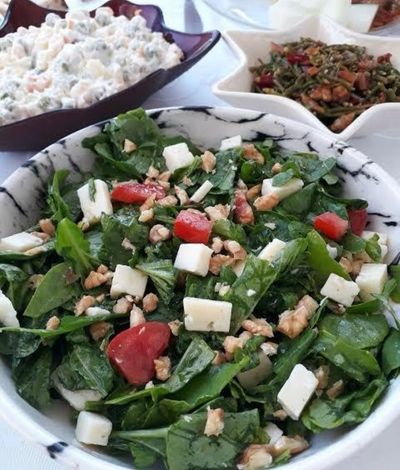 Peynirli Cevizli Roka Salatası