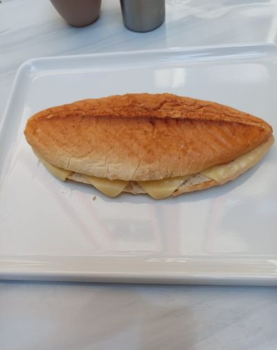Yarım Ekmek Arası Kaşarlı Tost