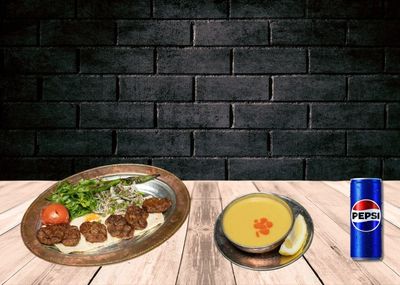 Izgara köfte + Seçeceğiniz İçecek + Seçeceğiniz Çorba Menü. Közlenmiş Domates, Közlenmiş Biber ve Sumaklı soğan ile servis edilir.
