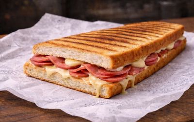 Salamlı Kaşarlı Tost