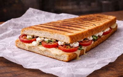 Kaşarlı Beyaz Peynirli Domatesli Tost