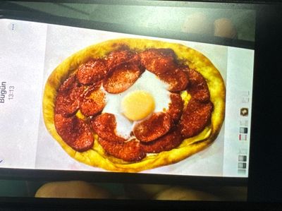 Sucuklu Yumurtalı Bafra Pidesi