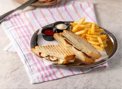 Sucuklu Kaşarlı Tost + Patates Kızartması