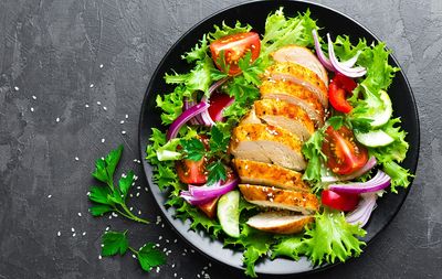 Izgara Tavuklu Salata