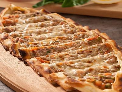 Kuşbaşılı Kaşarlı Pide