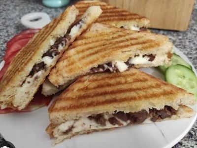 İki Çeyrek Kavurmalı Tost