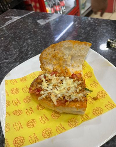 Çeyrek Ekmek Arası Kaşarlı Tavuk Tantuni