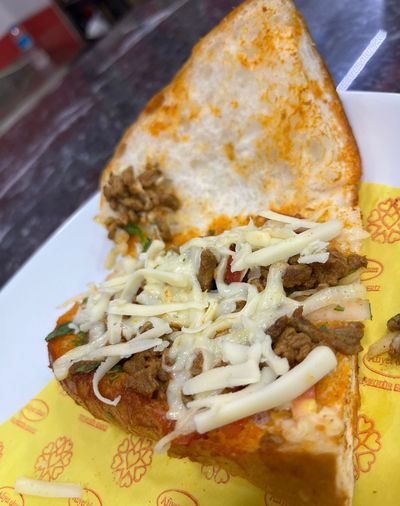 Çeyrek Ekmek Arası Kaşarlı Et Tantuni