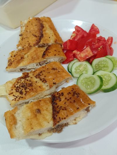 Yarım Ekmek Arası Kavurmalı Kaşarlı Tost