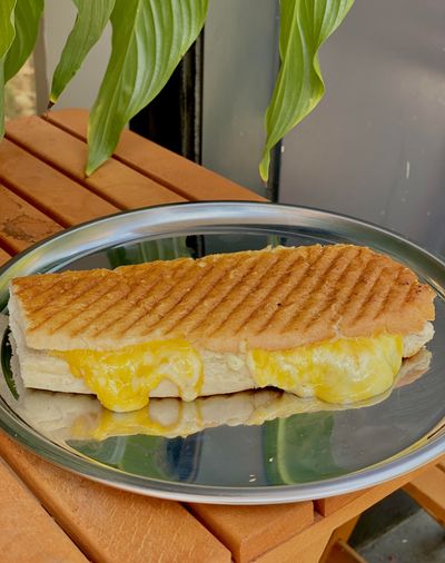 Üç Peynirli Eritme Tost