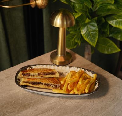 Kavurmalı Kaşarlı Tost