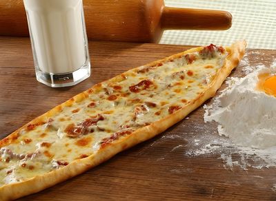 Kıymalı Patatesli Kaşarlı Pide