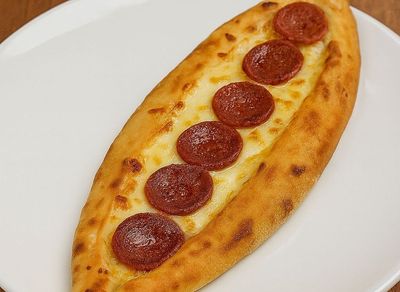 Kaşarlı Sucuklu Pide