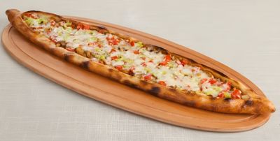 Mantarlı Domatesli Biberli Kaşarlı Pide