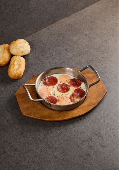 Sahanda Sucuklu Yumurta