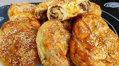 Kıymalı Gül Böreği