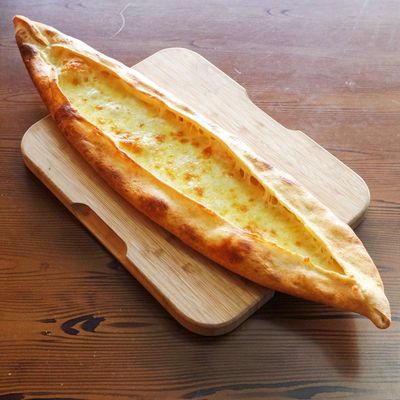 Kıymalı Mozzarellalı Peynirli Pide