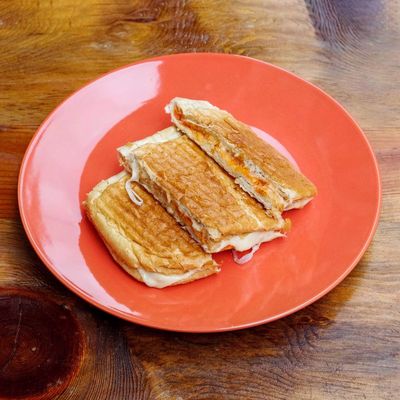 Yarım Ekmek Arası Kavurmalı Kaşarlı Tost