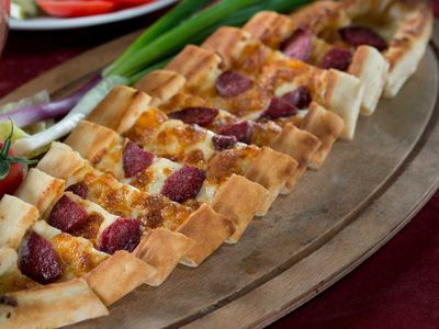 Kaşarlı Sucuklu Pide