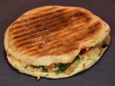 Peynirli Bazlama Tost